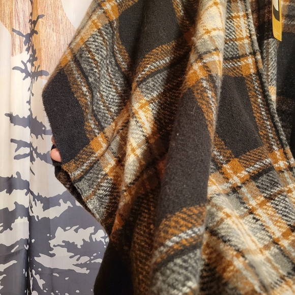 NWT Lincoln Outfitters Clove and Cinnamon plaid Ruana - Picture 6 of 9
